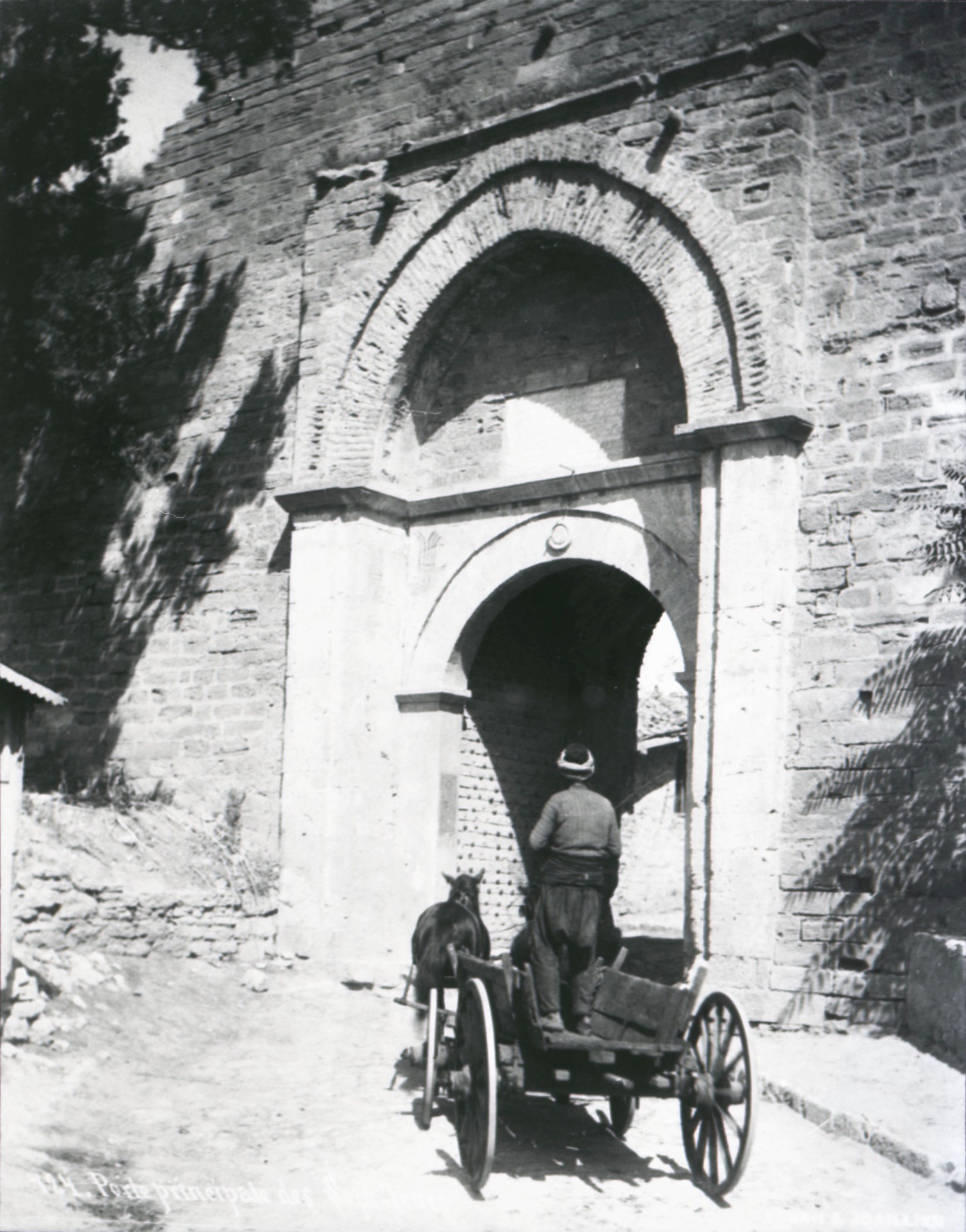 124. Porte principale des Sept Tours. 1890s.
