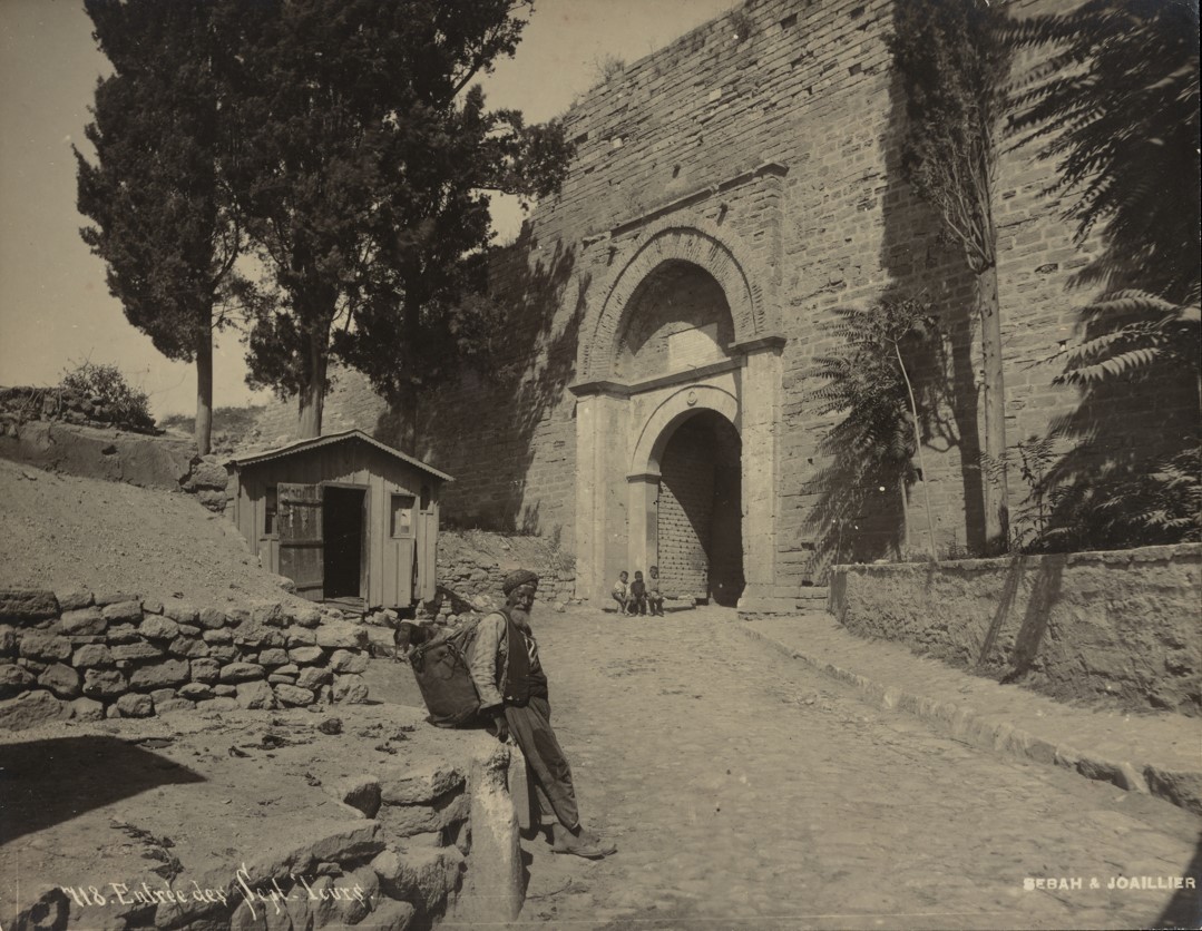 718. Entrée des Sept Tours. 1890s.