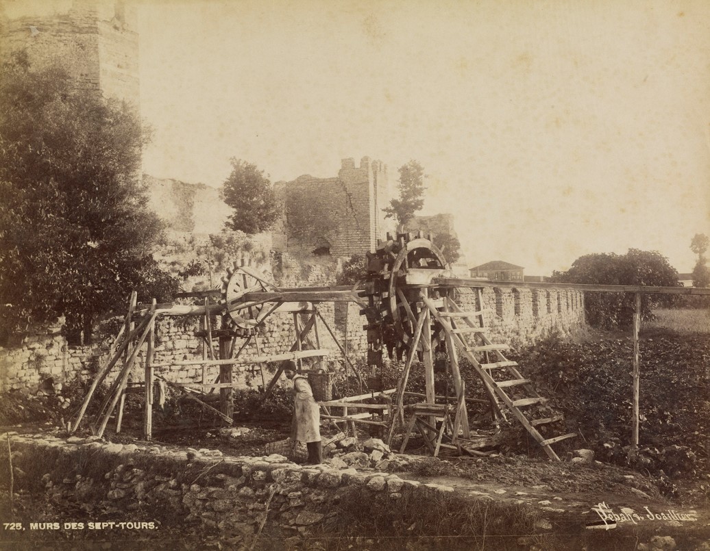 725. Murs des Sept Tours et Porte de Belgrade. 1880s.