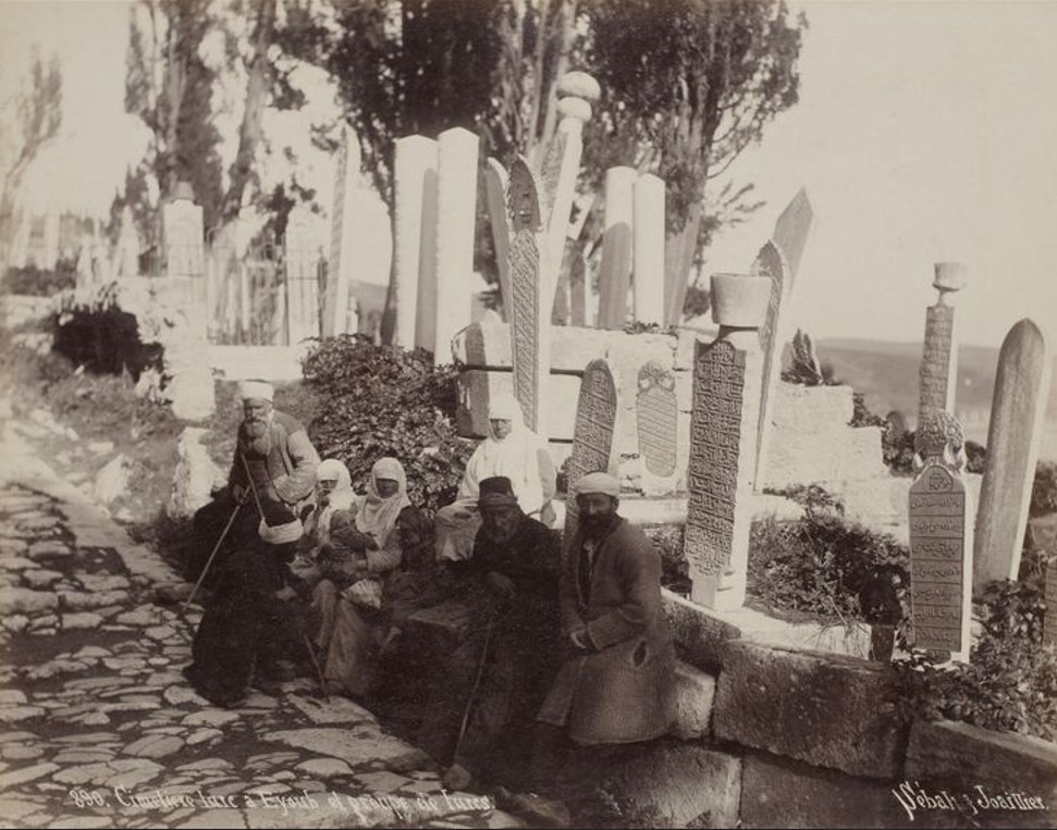 890. Cimetière turc à Eyoub et groupes de turc. 1890s.